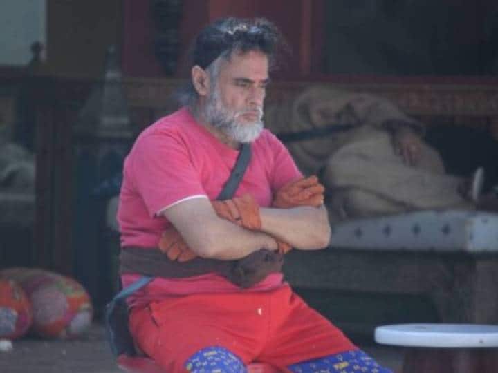टीवी के सबसे पॉपुलर रियलिटी शो बिग बॉस जितना ही विवादित रहा है उतना ही इसके कई कंटेस्टेंट्स रहे हैं.  इनमें से एक रहे हैं विवादित कंटेंस्टट स्वामी ओम हैं. वह बिग बॉस के 10वें सीजन में बतौर कंटेस्टेंट हिस्सा लेने आए थे. बिग बॉस के घर में रहने के दौरान और बाद में भी वह काफी विवादों में रहे. यहां हम आपको उनसे जुड़े विवादों के बारे में बता रहे हैं. 