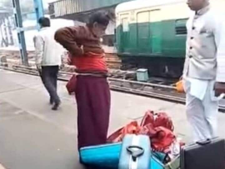 इस वीडियो को लेकर काफी हंगामा हुआ. एक बार फिर साधु-संतों के समाज ने उनकी आलोचना की और उनके बाबा होने दावे को खारिज करने की मांग की.