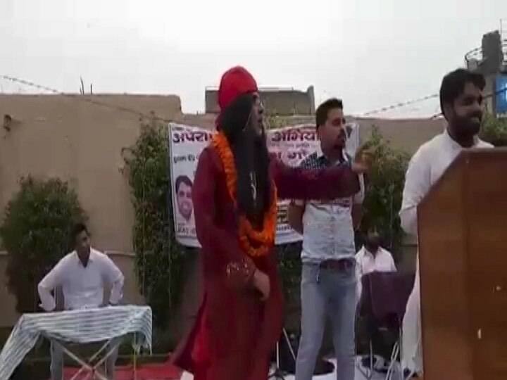 हालांकि स्वामी ओम ने इस वीडियो पर सफाई दी और कहा कि उन्होंने कुछ भी गलत नहीं किया. 