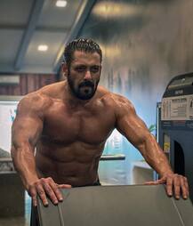 Photos: कोरोना महामारी में भी इन एक्टर्स ने वसूली मोटी फीस, साल 2020 में इस अभिनेता ने ली सबसे ज्यादा फीस