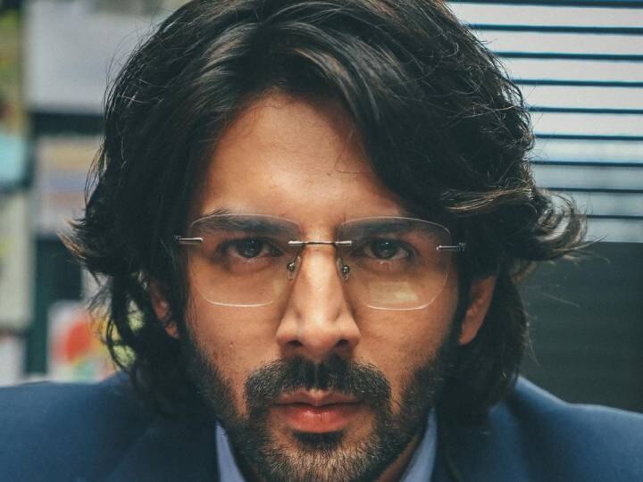 Dhamaka First Look: फिल्म 'धमाका' में पत्रकार अर्जुन पाठक के किरदार में दिखेंगे कार्तिक आर्यन, शेयर की इंटेंस लुक वाली तस्वीर kartik Aaryan shared First Look of Dhamaka as arjun pathak Dhamaka First Look: फिल्म 'धमाका' में पत्रकार अर्जुन पाठक के किरदार में दिखेंगे कार्तिक आर्यन, शेयर की इंटेंस लुक वाली तस्वीर