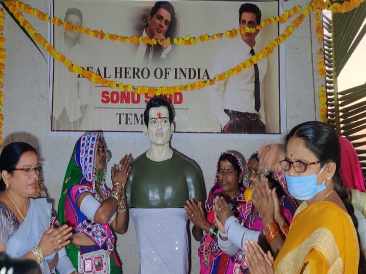 Telangana Locals Dedicate Temple To Sonu Sood, Actor Says- I Dont Deserve This | इस गांव में मंदिर बनाकर Sonu Sood को पूजने लगे लोग, एक्टर बोले, 'मैं इसके लायक नहीं'