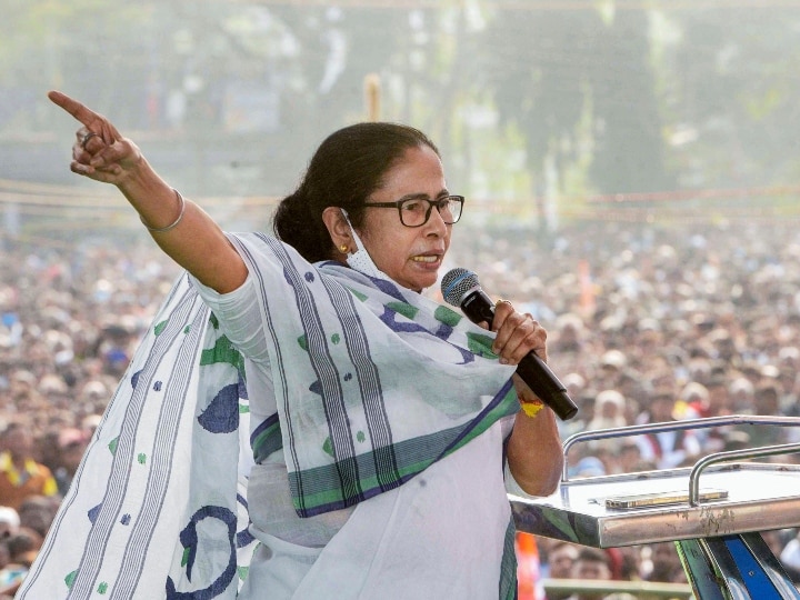 CM Mamata Banerjee attacks BJP said you can buy some MLAs but not TMC बीजेपी पर भड़कीं सीएम ममता, बोलीं- आप कुछ विधायक खरीद सकते हैं लेकिन TMC को नहीं