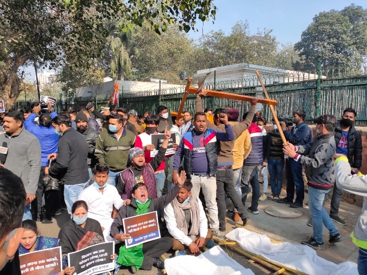 Indian youth congress protested against three agriculture laws in Delhi ANN किसान आंदोलन के समर्थन में और कृषि कानूनों के खिलाफ यूथ कांग्रेस कार्यकर्ताओं ने दिल्ली में किया प्रदर्शन
