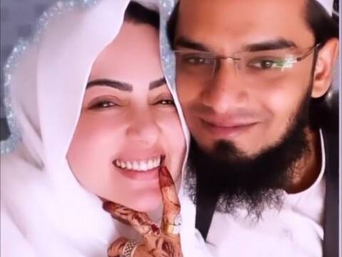 शादी का एक महीना पूरा होते ही Sana Khan को पति से मिला यह स्पेशल गिफ्ट, फैन्स से शेयर किया सरप्राइज शादी का एक महीना पूरा होते ही Sana Khan को पति से मिला यह स्पेशल गिफ्ट, फैन्स से शेयर किया सरप्राइज