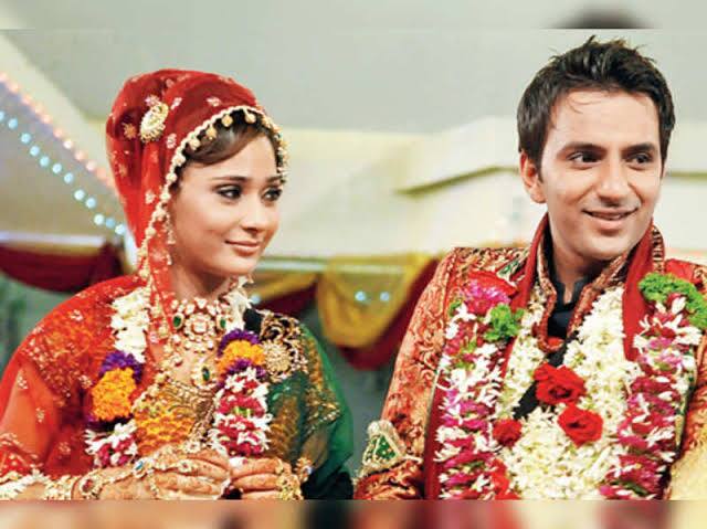 सारा खान और अली मर्चेंट: बिग बॉस 4 में टीवी एक्ट्रेस सारा खान और अली मर्चेंट इतने नजदीक आ गए थे कि इनकी शो में शादी करवा दी गई थी हालांकि घर से निकलने के एक महीने बाद ही दोनों का निकाह टूट गया था. यह सिर्फ पब्लिसिटी बटोरने का हथकंडा था और इसके लिए दोनों को 50 लाख रुपये मिले थे.