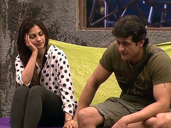 तनीषा मुखर्जी-अरमान कोहली: बिग बॉस सीजन 7 में काजोल की छोटी बहन तनीषा और एक्टर अरमान कोहली का रोमांस भी सुर्खियों में रहा था. दोनों इस शो में बेहद करीब आ गए थे. यहां तक कि घर से बाहर आने के बाद भी इनकी नजदीकियां बरकरार रही थीं लेकिन कहा जाता है कि काजोल की मां को दोनों का रिश्ता पसंद नहीं आया था. वहीं काजोल ने भी तनीषा को अरमान से दूर रहने की सलाह दी थी जिसके बाद दोनों का ब्रेकअप हो गया था. 