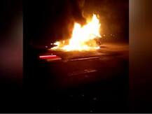 आगरा: यमुना एक्सप्रेसवे पर कंटेनर से टकराई कार, पांच लोगों की जलकर मौत