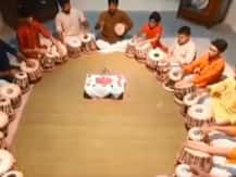 Viral Video: 'शिव तांडव' पर एक साथ 14 लोगों ने बजाया तबला, यूजर्स ने कहा- मज़ा आ गया...