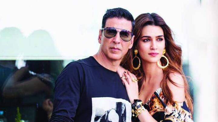 कृति सेनन: अक्षय कुमार की हाउसफुल-2 कोस्टार कृति सेनन अब 30 साल की हैं. वहीं साल 1991 में कृति सेनन सिर्फ एक साल की थीं. अक्षय कुमार और कृति सेनन की जोड़ी एक बार फिर से 'बच्चन पांडे' में दिखाई देने वाली है.