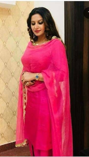 पॉलिटिकल करियर की बात करें तो वे करीब एक दशक से BJP पार्टी की समर्थक हैं. इस वक्त वे पार्टी के महिला मोर्चे की नेशनल वर्किंग कमिटी की वाइस प्रेसिडेंट हैं. सोनाली को एंकरिंग का भी एक्सपीरियंस रहा है. वे हिसार दूरदर्शन में एंकरिंग भी कर चुकी हैं.