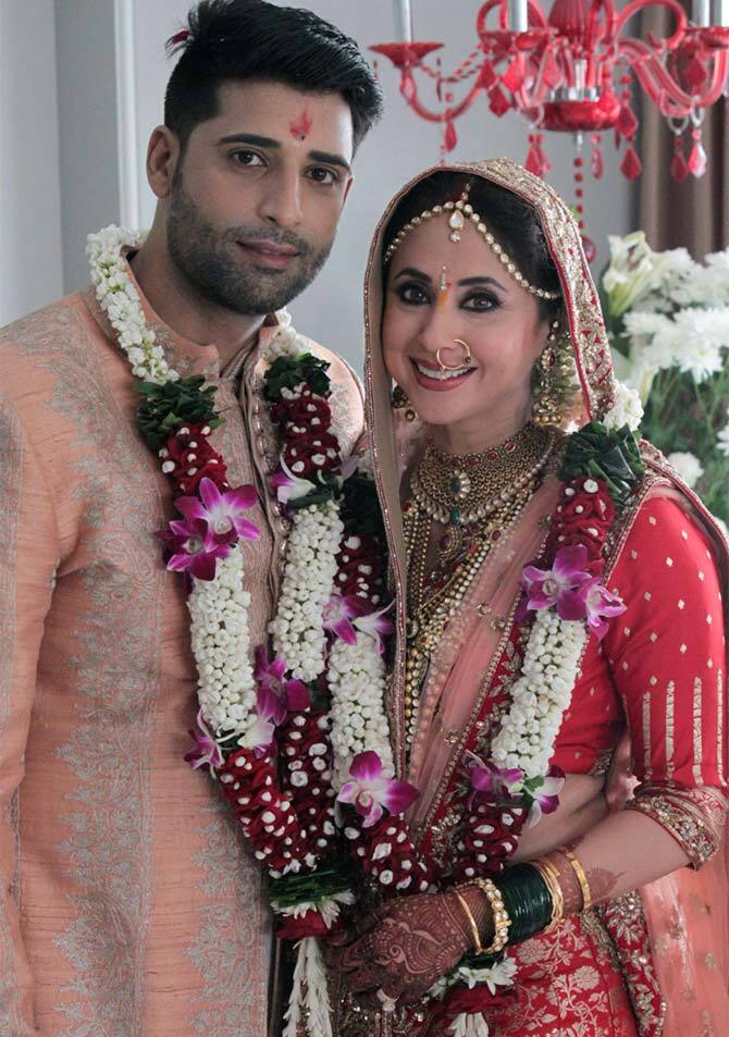 उर्मिला मातोंडकर-मोहसिन अख्तर मीर: पॉपुलर एक्ट्रेस उर्मिला मातोंडकर ने कश्मीर के बिजनेसमैन मोहसिन से उम्र में 10 साल बड़ी होने के बावजूद शादी की. मोहसिन भी पहले एक एक्टर और मॉडल रह चुके हैं.