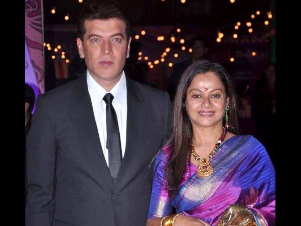 जरीना वहाब- आदित्य पंचोली: अभिनेत्री जरीना वहाब नें आदित्य पंचोली संग शादी रचाई है जो के उनसे उम्र में पूरे 5 साल छोटे है. हालाँकि इनके रिश्ते में आज भी खुशहाल बरकरार है और दोनों के रिश्ते में शायद इन मायनों की कोई जगह नही है.