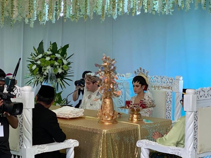 जानिए कैसे बिना कोरोना नियमों को तोड़े मलेशियन कपल की शादी में 10 हजार मेहमान हुए शामिल