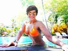 Mandira Bedi: वो नाम जिसने उम्र को पीछे धकेला, आज भी बिकिनी में देती हैं नई हीरोइन को टक्कर