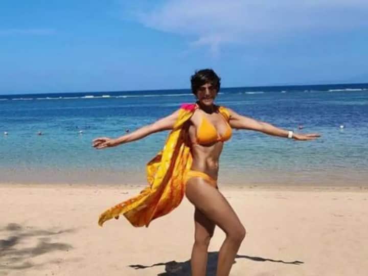 48 साल की मंदिरा बेदी का हॉट अंदाज सोशल मीडिया पर जमकर वायरल हो रहा है. मंदिरा ने अपनी एक बिकिनी में तस्वीर को सोशल मीडिया खुद शेयर किया है और लिखा है- मैंने फ़ोन देखा तो उसमें ये थ्रोबैक तस्वीर मिली, इसे देख मुझे लगा कि यह अब तक मैंने कहीं शेयर नहीं की है. मंदिरा इस तस्वीर में अपनी हॉट बॉडी दिखाती नज़र आ रही हैं जिसके कारण यह तेजी से वायरल हो रही है.  (Pic credit: Instagram)