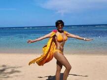 Mandira Bedi: वो नाम जिसने उम्र को पीछे धकेला, आज भी बिकिनी में देती हैं नई हीरोइन को टक्कर