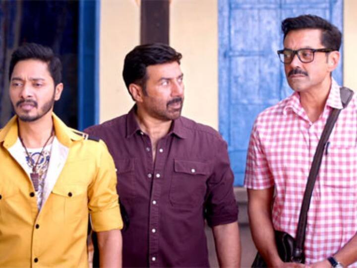 सनी देओल : एक्टर सनी देओल के लिए भी बॉलीवुड में एक लंबे समय के बाद कमबैक करना मुश्किलों भरा सफ़र साबित हुआ था. सनी और बॉबी देओल को लेकर एक्टर श्रेयस तलपड़े ने एक फिल्म बनाई थी जिसका नाम था 'पोस्टर ब्वॉयज' यह फिल्म कब आई और कब चली गई किसी को पता ही नहीं चला. यह सब इसलिए हुआ क्यूंकि लंबे समय तक इंडस्ट्री से बाहर रहने के चलते सनी और बॉबी का स्टारपॉवर काफी कमज़ोर हो चुका था. 