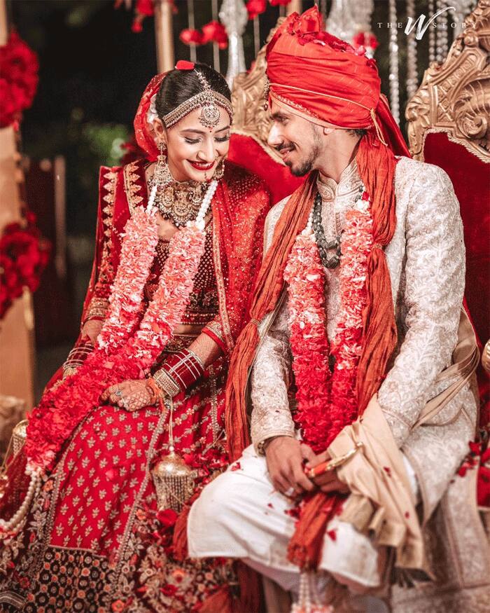क्रिकेटर युजवेंद्र चहल ने मंगेतर धनाश्री वर्मा के साथ शादी कर ली है. दोनों जन्मों जन्मों के बंधन में आज बंध गए. वहीं अब लाल सुर्ख जोड़े में सजी दुल्हन और सुनहरी शेरवानी में दूल्हे की तस्वीरे तेज़ी से वायरल हो रही हैं.