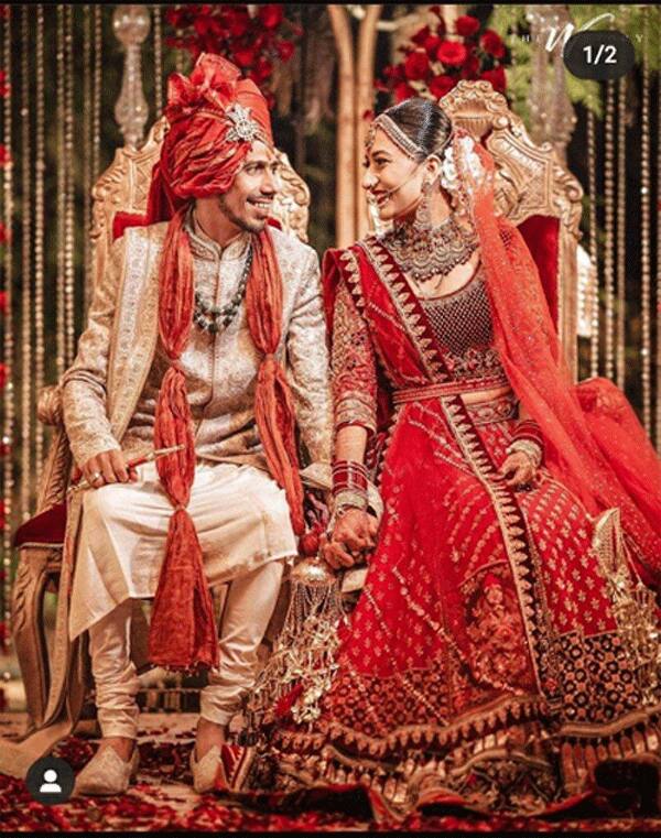 बात करें धनाश्री की तो अपनी शादी के लिए उन्होंने लाल सुर्ख जोड़ा चुना जिसमें वो वाकई किसी महारानी जैसी लग रही थीं.इस लहंगे को तो उन्होंने खूबसूरती से कैरी किया ही था. साथ ही इसके साथ मैचिंग ज्वैलरी ने धनाश्री की खूबसूरती में चार चाद लगा दिए. 