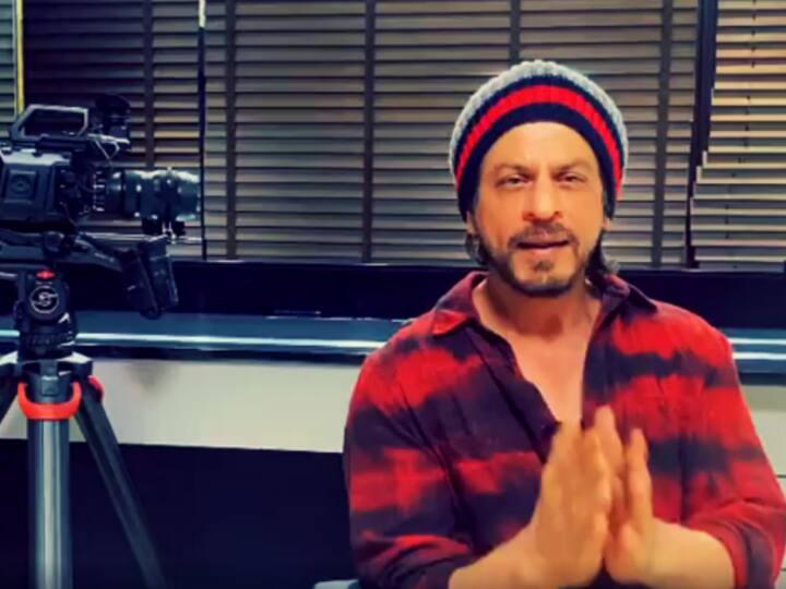 लॉकडाउन के दौरान और कोरोना की हालिया सिचुएशन के चलते अधिकांश लोग वर्कफ्रॉम होम यानी घर से काम कर रहे हैं. हमारे बॉलीवुड स्टार्स भी इससे अछूते नहीं हैं और वह भी इन दिनों जब और जैसे समय मिलता है घर से ही काम करना पसंद करते हैं. आज के इस आर्टिकल में हम इन स्टार्स के घरों में बने ऑफिस के बारे में बताने जा रहे हैं. यह वो जगह है जहां से आपके फेवरेट स्टार्स अपने सभी ज़रूरी कामों को इन दिनों निपटा रहे हैं. (Pic credit: Instagram) 