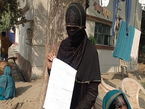वीडियो कॉलिंग पर पति ने पत्नी को दिया 'तीन तलाक', इसके बाद जो हुआ वो हैरान करने वाला है वीडियो कॉलिंग पर पति ने पत्नी को दिया 'तीन तलाक', इसके बाद जो हुआ वो हैरान करने वाला है