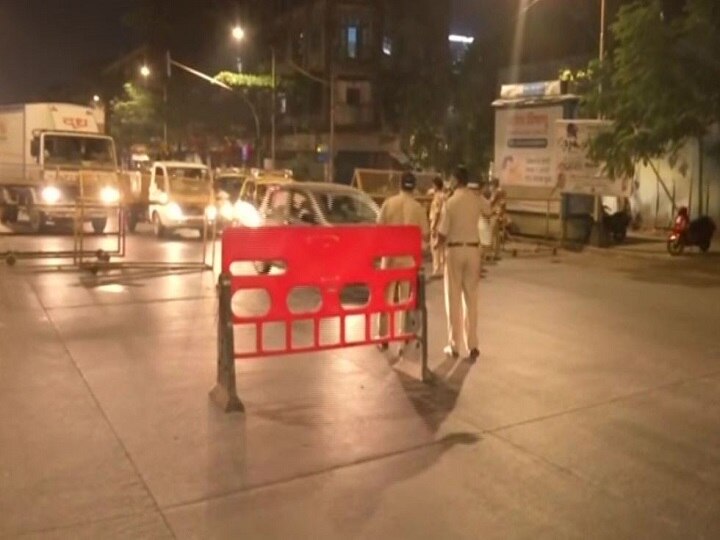 People in mumbai followed night curfew rules and stayed back aat their homes after 11pm ann मुंबई: नाईट कर्फ्यू का पहले ही दिन दिखा असर, रात 11 बजे बाद सड़कें दिखीं सूनी