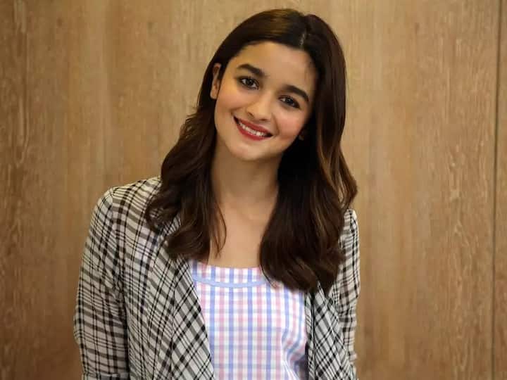 आलिया भट्ट :अपनी क्यूट अदाओं से सबको दीवाना बनाने वाली एक्ट्रेस आलिया भट्ट को उनके दोस्त आलू के नाम से बुलाते हैं. इसलिए यह कहना गलत नहीं होगा कि आलिया का निकनेम आलू है.