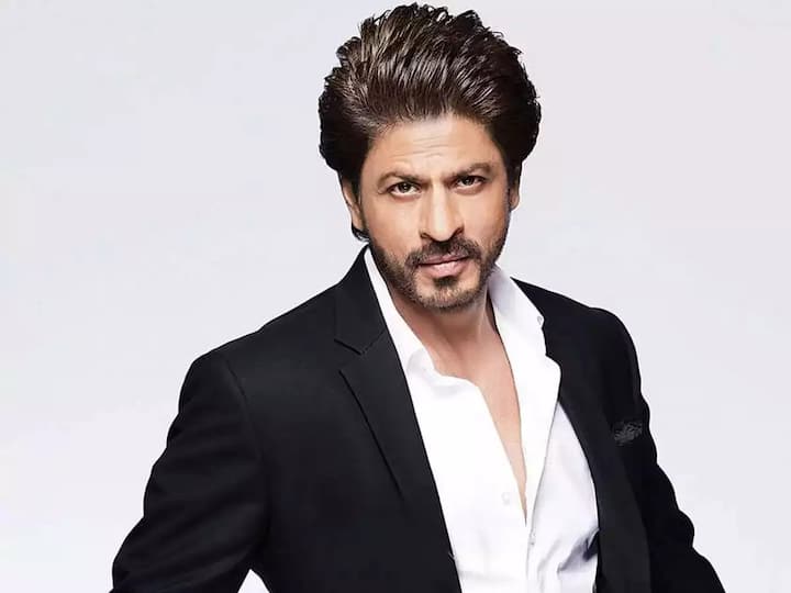 शाहरुख़ खान : बॉलीवुड में शाहरुख़ खान को कई नामों से जाना जाता है जैसे किंग खान, एसआरके या बादशाह खान लेकिन क्या आप जानते हैं कि शाहरुख़ को उनकी फ्रेंड जूही ने एक निकनेम दिया है. जी हां, जूही ने शाहरुख़ को 'लकी अली' निकनेम दिया है और वह सुपरस्टार को इसी नाम से बुलाती हैं. 