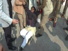 गोरखपुर: थाली-ताली बजाते सड़क पर उतरे कांग्रेसी, किसानों के समर्थन में किया विधायक के आवास का घेराव