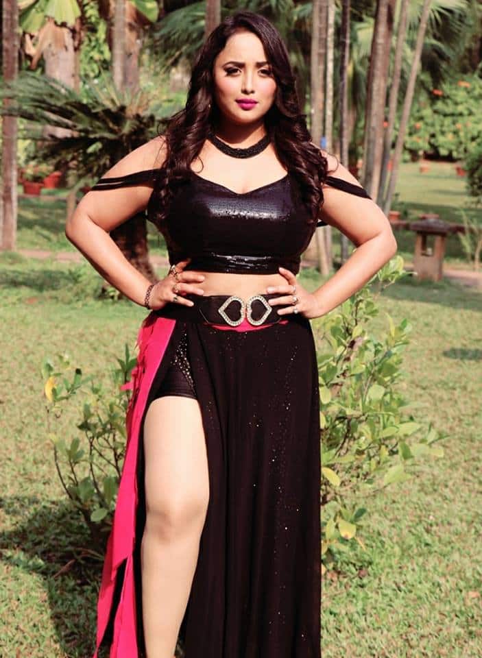रानी चैटर्जी(Rani Chatterjee) - इन्होंने भी भोजपुरी फिल्मों में आने से पहले अपना नाम बदल लिया था. इनका असली नाम है सबिहा शेख. इनके स्टाइल का जादू भी भोजपुरी सिनेमा में खूब चलता है. पहली ही फिल्म से इन्होंने ऐसा धमाका किया था कि आज इनका भी नाम भोजपुरी बेब्स की लिस्ट में शुमार हो चुका है. 