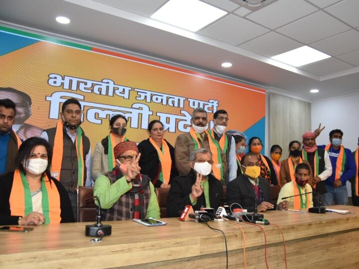 Delhi Hundreds of workers joined BJP with over half dozen founding members of AAP ANN दिल्ली: AAP के आधा दर्जन से अधिक संस्थापक सदस्यों के साथ सैंकड़ों कार्यकर्ता बीजेपी में हुए शामिल