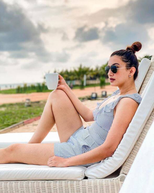 इसके साथ ही साल 2014 में गौहर रियलिटी शो 'इंडियाज रॉ स्टार' को लेकर भी खासा चर्चाओं में आ गई थीं. दरअसल, वो शो के फिनाले की शूटिंग कर रही थीं. इस दौरान मोहम्मद अकील मलिक नाम के शख्स ने उनके गाल पर थप्पड़ मारा. पुलिस सूत्रों से मिली जानकारी के अनुसार, उसने पहले गौहर से छेड़खानी की. गौहर ने जब इसका विरोध किया तो उसने उनके गाल पर थप्पड़ रसीद कर दिया.