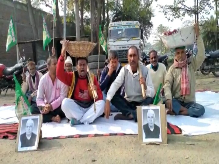 RJD supporters protest on Farmers' Day in this manner, hunger strike in protest against agriculture law ann किसान दिवस पर RJD समर्थकों ने इस अंदाज में किया प्रदर्शन, कृषि कानून के विरोध में किया भूख हड़ताल