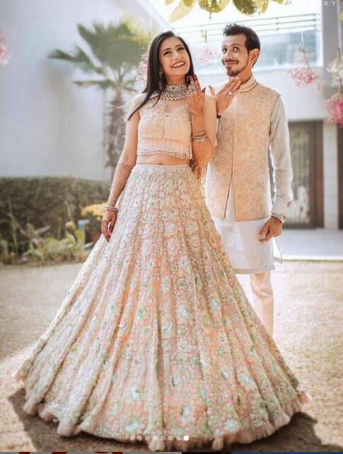 फोटो में चहल और धनश्री दोनों अपने हाथों की रिंग भी दिखाते नजर आ रहे हैं.
