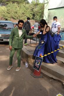 Spotted: श्रद्धा कपूर ने पहनी ऐसे ड्रेस कि सड़क पर संभालते दिखे तमाम लोग, सामने आईं ये तस्वीरें