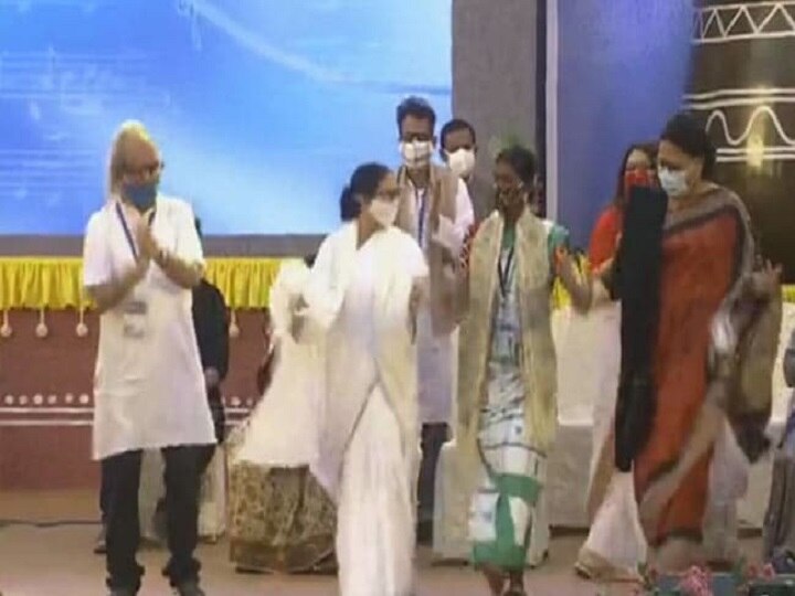 Mamata Banerjee Breaks Into Dance during Bangla Sangeet Mela 2020 in Kolkata बंगाल की मुख्यमंत्री ममता बनर्जी ने पहले किया डांस, फिर मंच से बीजेपी पर साधा निशाना