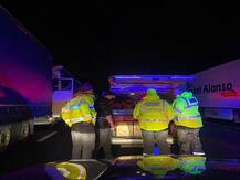 ब्रिटेन-फ्रांस के बीच यात्रा पर प्रतिबंध के चलते फंसे सैंकड़ों ट्रक चालक, सिख वालेंटियर बने सहारा