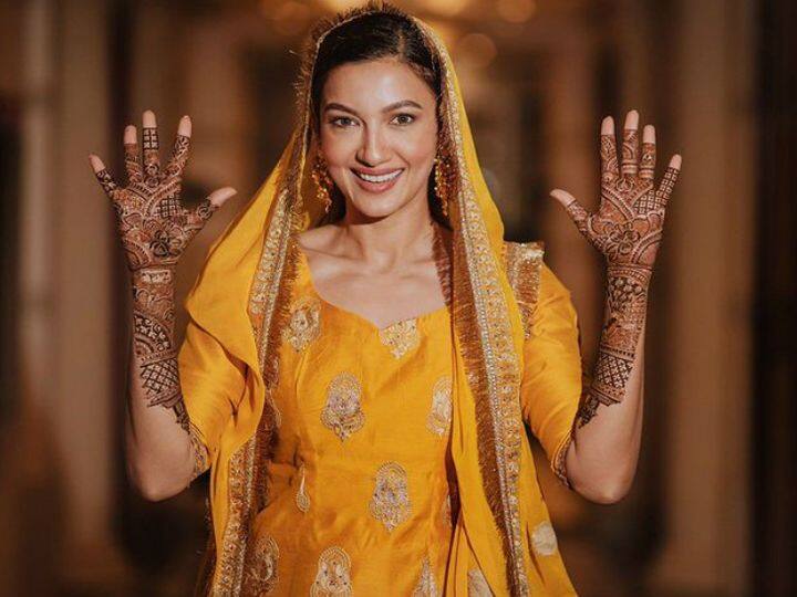 Gauahar Khan के हाथों में लगी 12 साल छोटे जैद दरबार के नाम की मेहंदी, सेरेमनी में पहनी भाई की गिफ्ट की ड्रेस Gauahar Khan mehndi ceremony photos viral on social media Gauahar Khan के हाथों में लगी 12 साल छोटे जैद दरबार के नाम की मेहंदी, सेरेमनी में पहनी भाई की गिफ्ट की ड्रेस