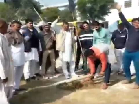 किसानों ने खोद दिया दुष्यंत चौटाला का हेलीपैड और गाड़े झंडे, डिप्टी CM को रद्द करना पड़ा दौरा किसानों ने खोद दिया दुष्यंत चौटाला का हेलीपैड और गाड़े झंडे, डिप्टी CM को रद्द करना पड़ा दौरा