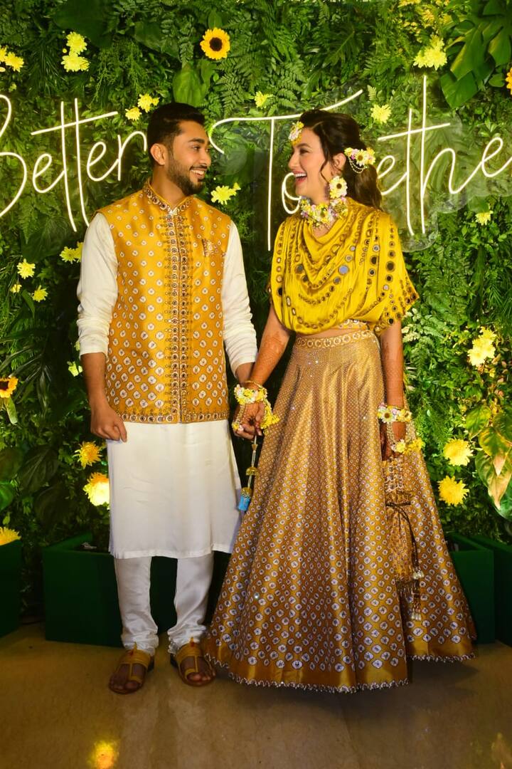 तस्वीरों में गौहर और ज़ैद की क्यूट बॉन्डिंग देखने को मिल रही है. दोनों ने पीले रंग के मैचिंग आउटफिट्स पहने हैं. 