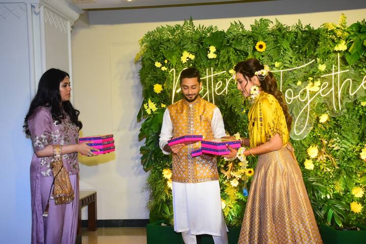 मेहंदी सेरेमनी कवर करने आए मीडिया कर्मियों को ज़ैद और गौहर ने लड्डू बांटे. दोनों ने अपनी खुशी में पैपराजियों को भी शामिल कर उन्हें खुश कर दिया.  