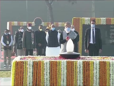 अटल बिहारी वाजपेयी की आज 96वीं जयंती, प्रधानमंत्री नरेंद्र मोदी ने सदैव अटल समाधि पर पुष्पांजलि अर्पित की अटल बिहारी वाजपेयी की आज 96वीं जयंती, प्रधानमंत्री नरेंद्र मोदी ने सदैव अटल समाधि पर पुष्पांजलि अर्पित की