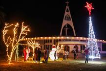 Photos: दुनियाभर में कोरोना के साए में मनाया जा रहा क्रिसमस का त्योहार, यहां देंखे तस्वीरें