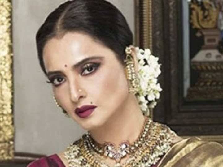 इस क्रम में पहला नाम रेखा का आता है. रेखा अब 62 साल की हैं लेकिन उनकी खबूसूरती को देखकर कोई उनकी उम्र का अंदाजा नहीं लगा सकता. उनके जवानी के दिनों में लेकर आज तक वह करोड़ों लोगों का क्रश रह चुकी हैं.