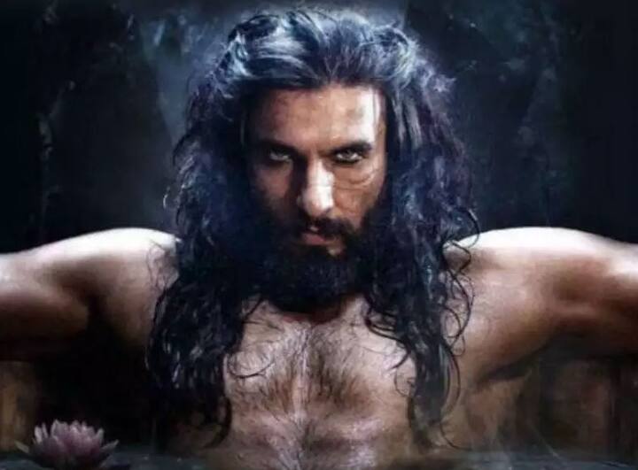 रणवीर सिंह: जैसा कि हमने आपको बताया कि 'पद्मावत' में खिलजी के रोल के लिए रणवीर को 10 करोड़ रुपए की फ़ीस मिली थी. इस फिल्म में अपने रोल के लिए तारीफें बटोरने के बाद रणवीर ने अपनी फ़ीस बढ़ा दी थी. मीडिया रिपोर्ट्स के मुताबिक, उन्हें फिल्म 83 के लिए 13 करोड़ की फीस दी गई है.