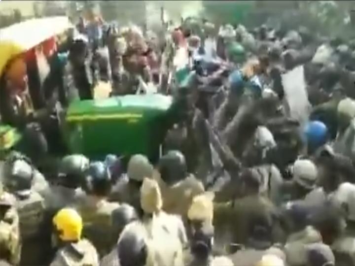 Protesting Farmers runs tractor over Police barricade in udham singh Nagar उत्तराखंड: बाजपुर में आंदोलन कर रहे किसानों और पुलिस में भिड़ंत, बैरिकैड पर ट्रैक्टर चढ़ाया