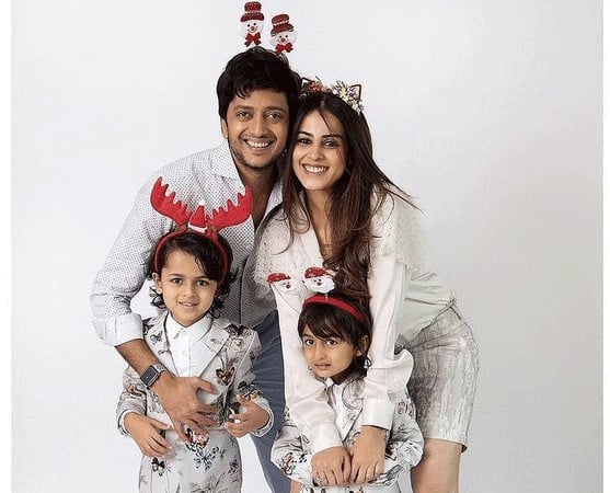 रितेश देशमुख और जेनेलिया ने अपने प्यारे बच्चों के साथ एक प्यारी सी तस्वीर शेयर की है. जिसमें सभी क्रिसमस लुक में नज़र आ रहे हैं. उनके बच्चे रेंडियर बैंड पहने हुए हैं. (Photo credit - Twitter)