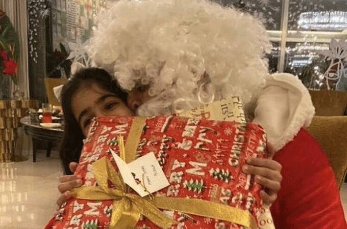 इस वक्त ये तस्वीर भी काफी वायरल हो रही है. इसमें एक Santa नज़र आ रहा है. और ये कोई और नहीं बॉलीवुड के खिलाड़ी अक्षय कुमार हैं जिन्होंने बेटी नितारा को खुश करने के लिए सेंटा रूप धर लिया. हालांकि ये तस्वीर इस साल की नहीं है. (Photo credit - Twitter)