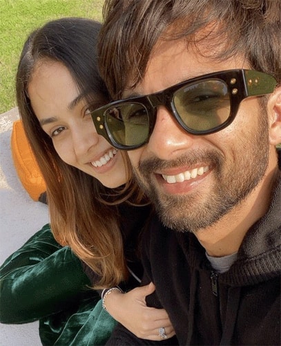 अभिनेता शाहिद कपूर ने क्रिसमस के मौके पर पत्नी मीरा राजपूत के साथ एक हैप्पी फोटो शेयर की. दोनों इस तस्वीर में एक Huge Smile के साथ नज़र आए. (Photo credit - Twitter)